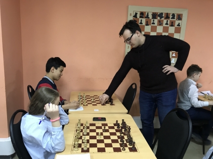 Мастер FIDE Алексей Ивлев сыграл с юными шахматистами