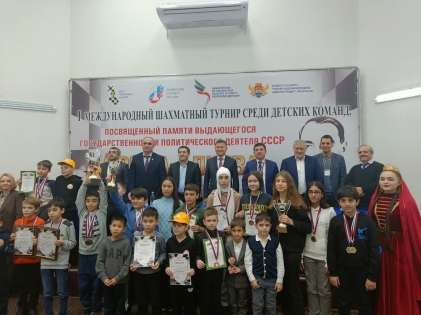 В Махачкале состоялся первый международный шахматный турнир среди детских команд